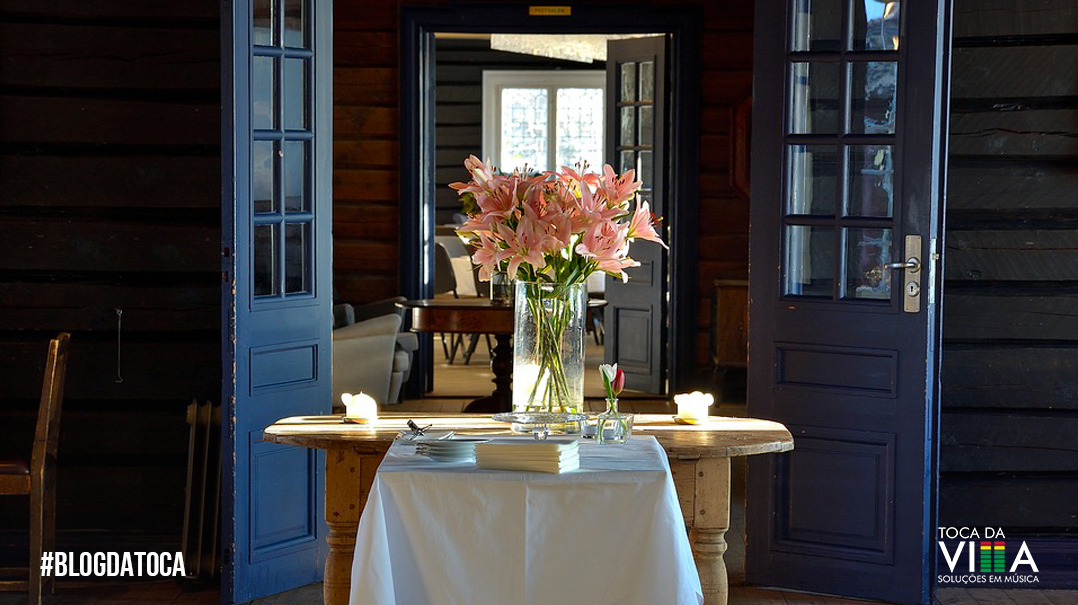 Home wedding com música