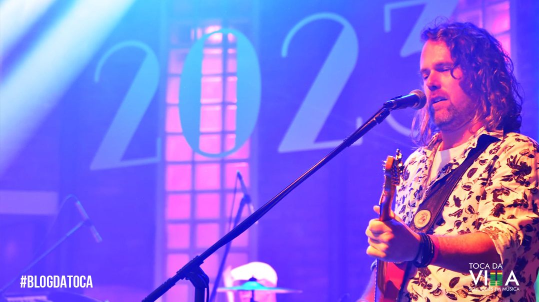 Banda e músicos da Toca da Villa em apresentação ao vivo durante festa de Réveillon em São Paulo.