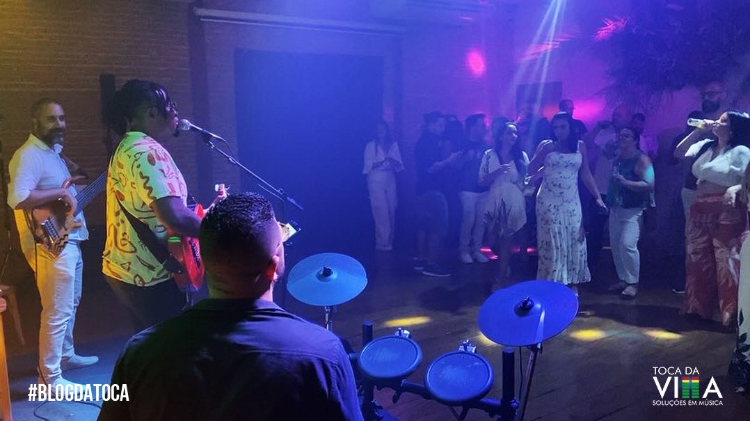 Banda e músicos da Toca da Villa em apresentação ao vivo durante festa de Réveillon em São Paulo.