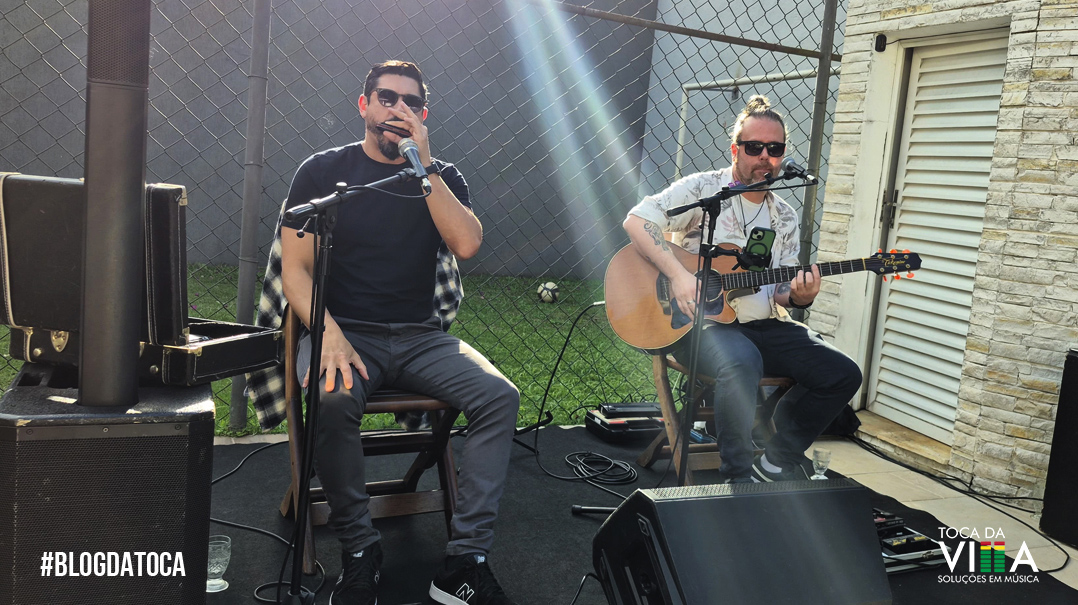 Banda ao vivo em festa intimista realizada em residência com atmosfera sofisticada
