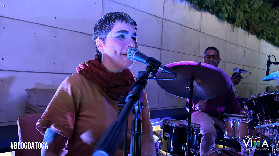 Banda ao vivo em festa intimista realizada em residência com atmosfera sofisticada