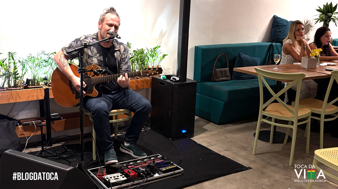 Banda ao vivo em festa intimista realizada em residência com atmosfera sofisticada