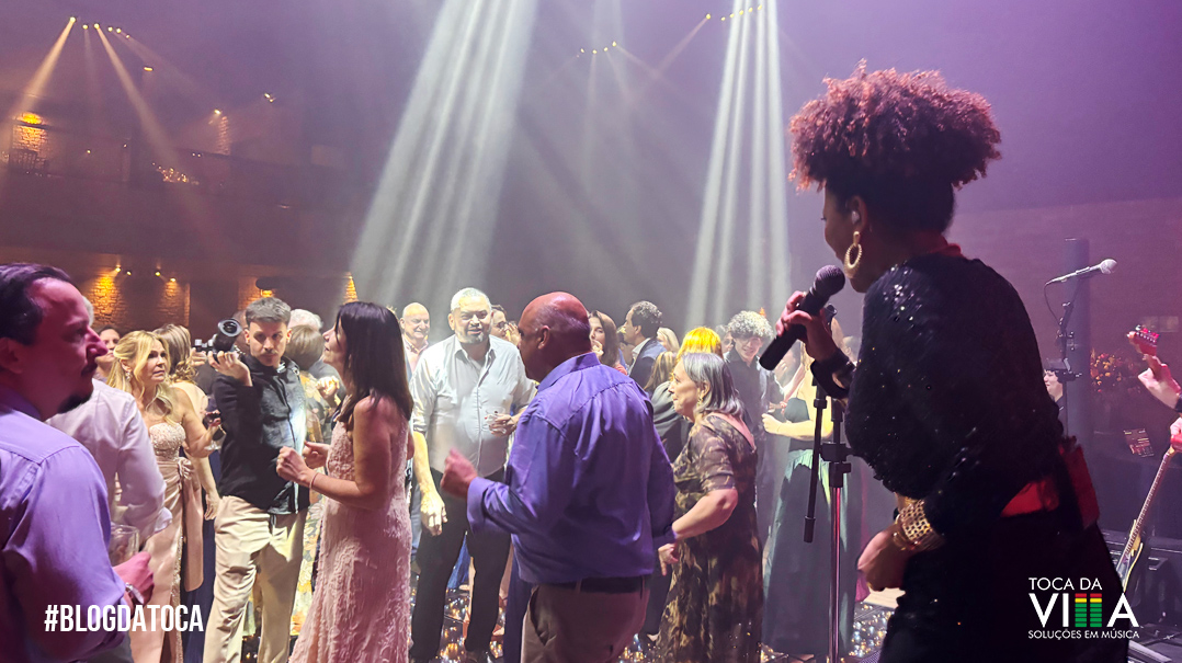 Banda completa tocando em confraternização de empresa