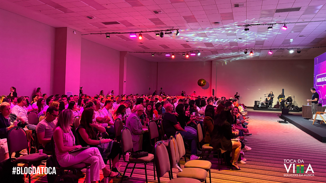 Música ao vivo para evento corporativo em hotel com banda e palco