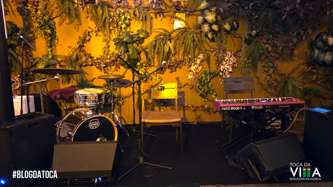 Estrutura profissional de som para música ao vivo em evento