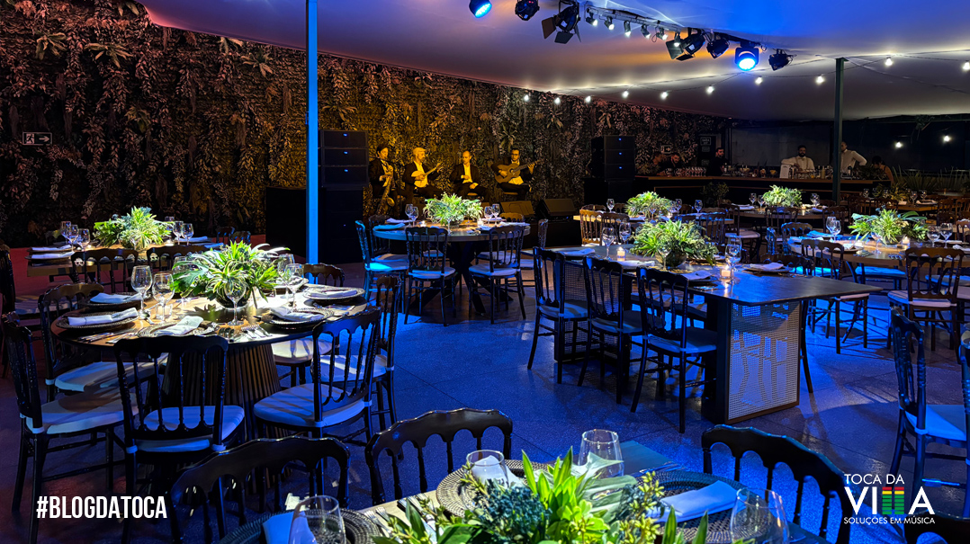 Equipe realizando montagem de equipamentos para evento corporativo