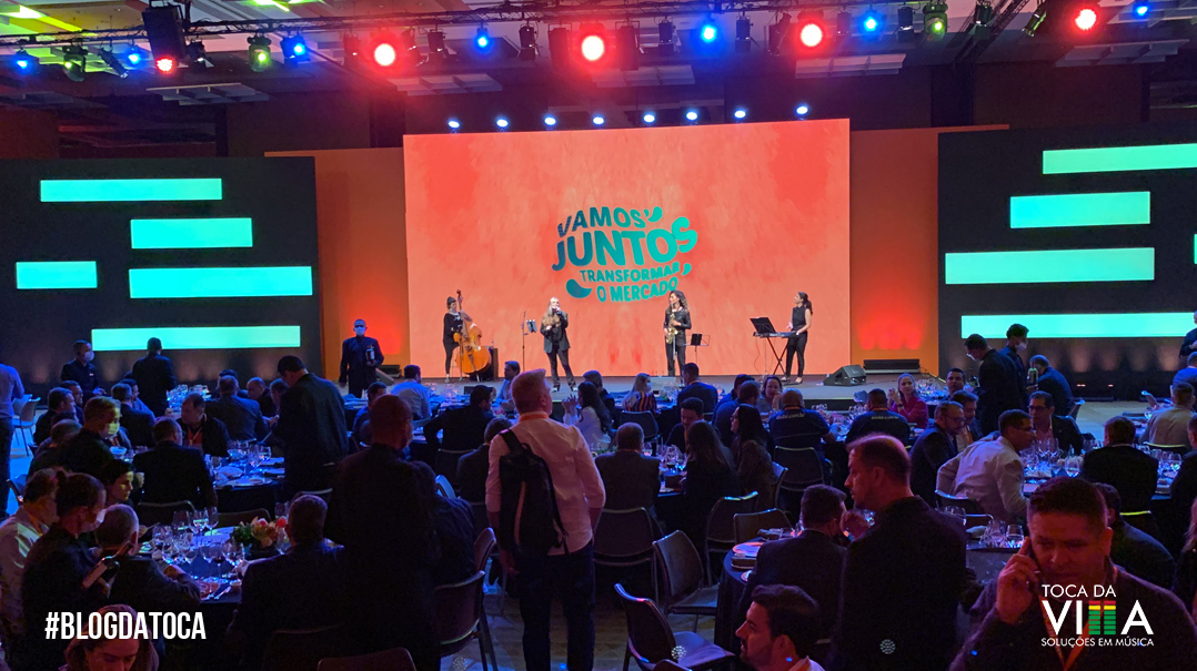 Estrutura de som preparada para música ao vivo para evento corporativo