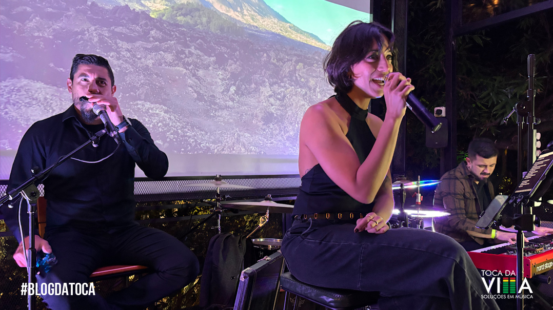 Trio durante recepção e networking em evento corporativo