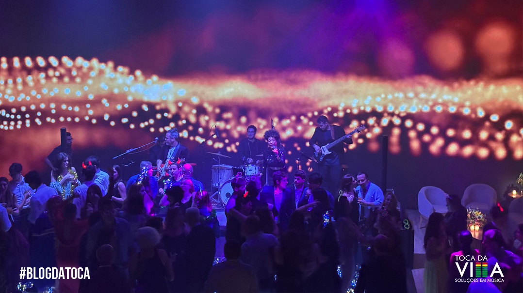 Banda para casamento de alto padrão tocando ao vivo em festa com convidados