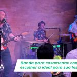 Banda para casamento tocando ao vivo em festa com convidados