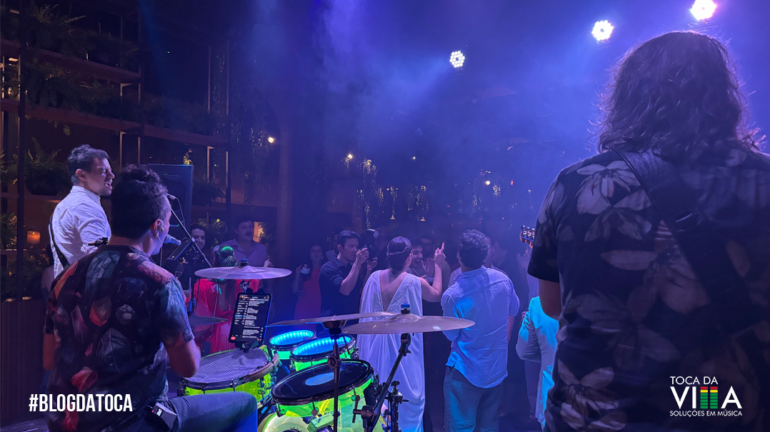 Estrutura de som e banda para casamento integradas ao evento